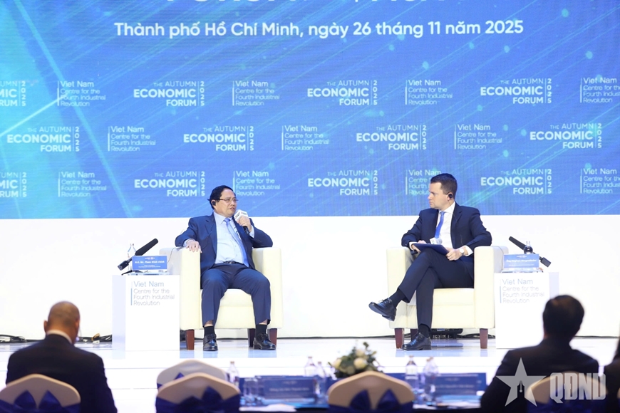 Thủ tướng Chính phủ Phạm Minh Chính và Giám đốc điều hành WEF Stephan Mergenthaler đối thoại.