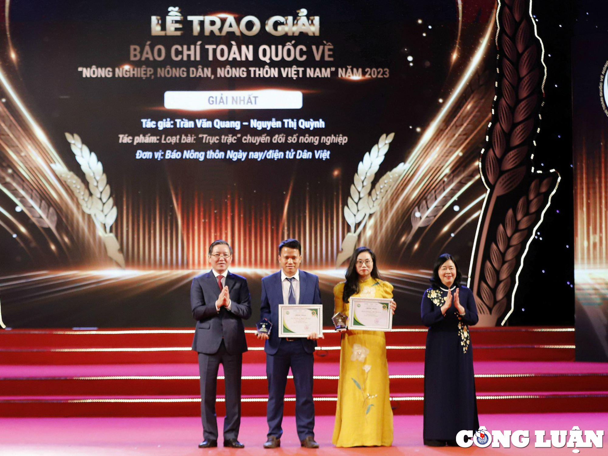 Đồng chí Bùi Thị Minh Hoài - Bí thư Trung ương Đảng, Trưởng Ban Dân vận Trung ương; đồng chí Lương Quốc Đoàn – Uỷ viên Trung ương Đảng, Chủ tịch Ban Chấp hành Trung ương Hội Nông dân Việt Nam trao giải Nhất cho loạt bài: 