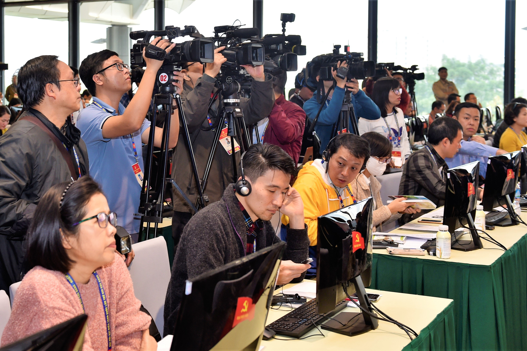 Công tác bồi dưỡng, đào tạo cần có thời gian tới cần được đặc biệt chú trong để tạo nên lực lượng có kĩ năng về nghiệp vụ báo chí và sự nhạy bén chính trị để xử lí những thông tin quốc tế nhạy cảm.