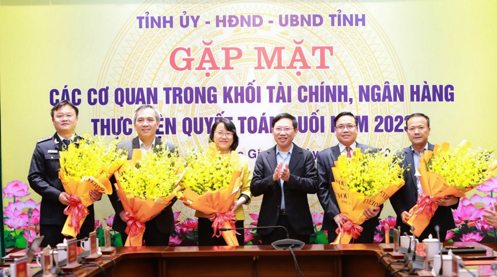 Đồng chí Lê Ánh Dương tặng hoa, chúc mừng đại diện lãnh đạo các đơn vị trong khối tài chính, ngân hàng.