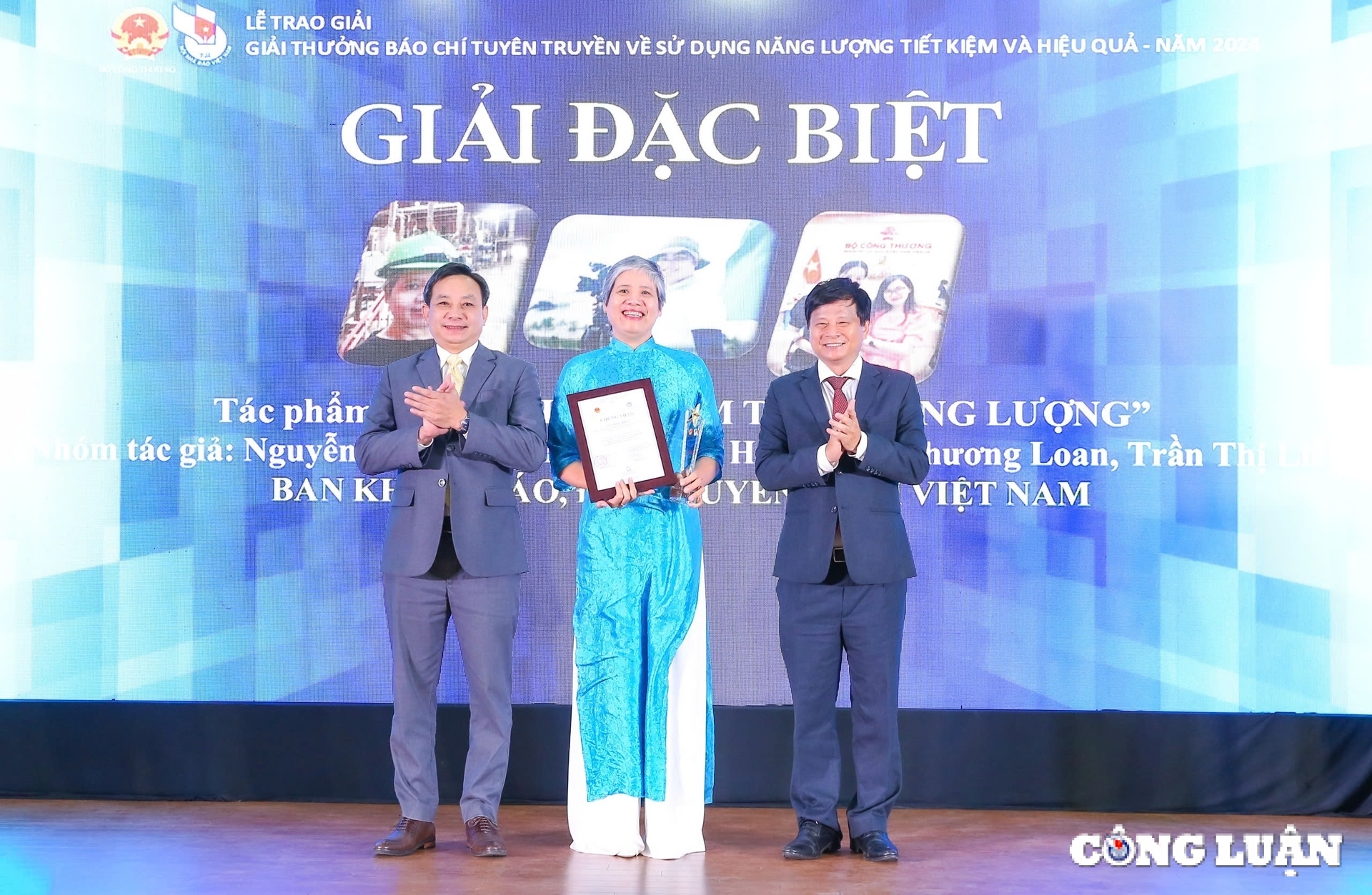 Nhà báo Trần Trọng Dũng, Phó Chủ tịch Hội Nhà báo Việt Nam và ông Phan Toàn Thắng - Chánh Văn phòng Hội Nhà báo Việt Nam trao giải Đặc biệt cho đại diện nhóm tác giả.