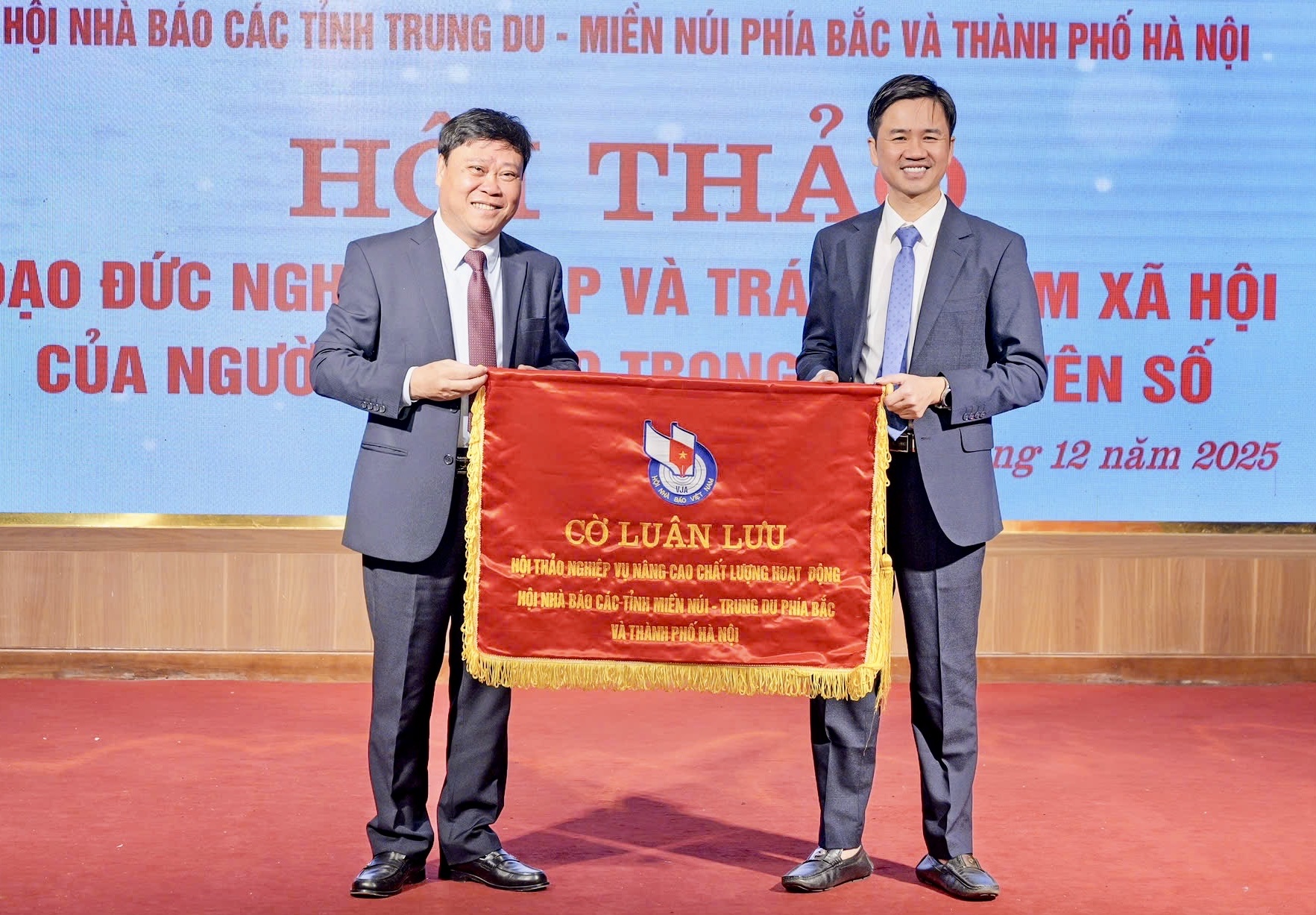 Lãnh đạo Hội Nhà báo Tuyên Quang trao Cờ luân lưu tổ chức Hội thảo nghiệp vụ năm 2026 cho đồng chí Trần Đức Hoàn, Phó Chủ tịch Thường trực Hội Nhà báo tỉnh Bắc Ninh.