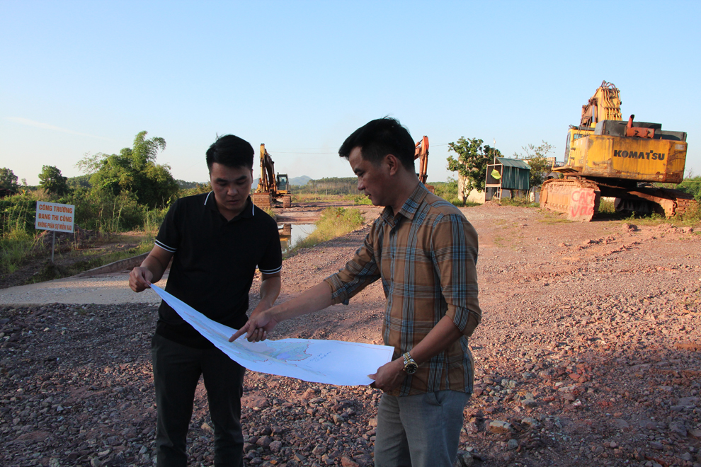 Cán bộ xã Kép rà soát khu vực triển khai dự án Cụm công nghiệp Hương Sơn 1.