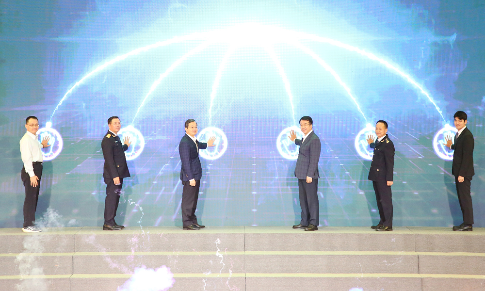 Các đại biểu thực hiện nghi thức bấm nút đánh dấu kim ngạch xuất nhập khẩu trên địa bàn quản lý của đơn vị (gồm tỉnh Bắc Ninh và Thái Nguyên) vượt mốc 200 tỷ USD.