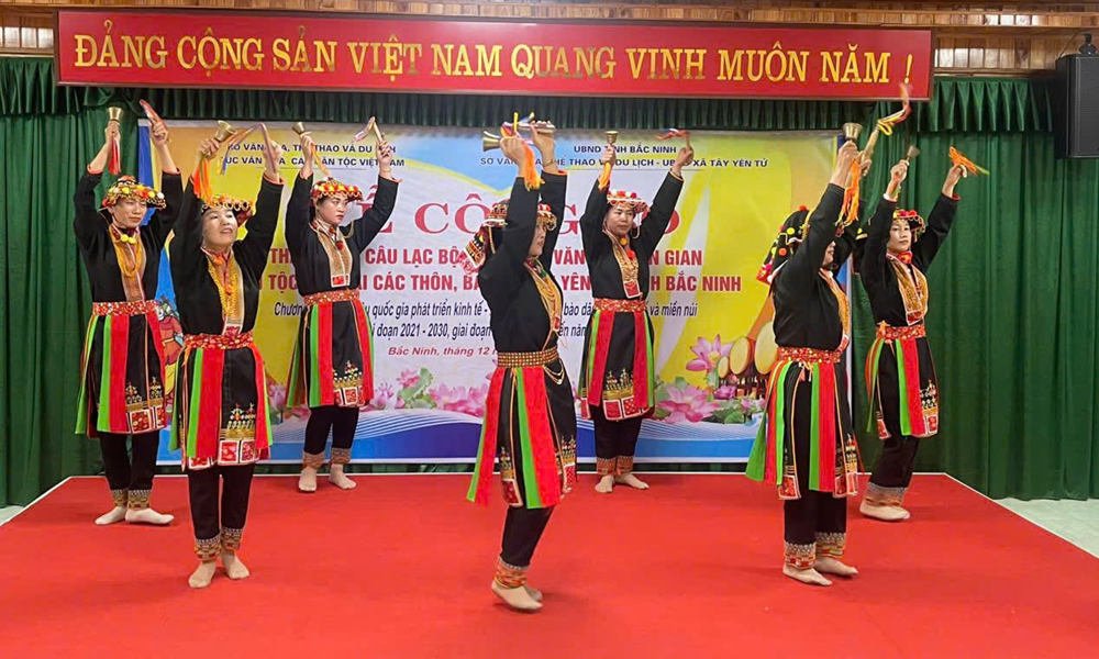 Câu lạc bộ sinh hoạt văn hoá dân gian người Dao xã Tây Yên Tử biểu diễn tại lễ công bố quyết định thành lập.