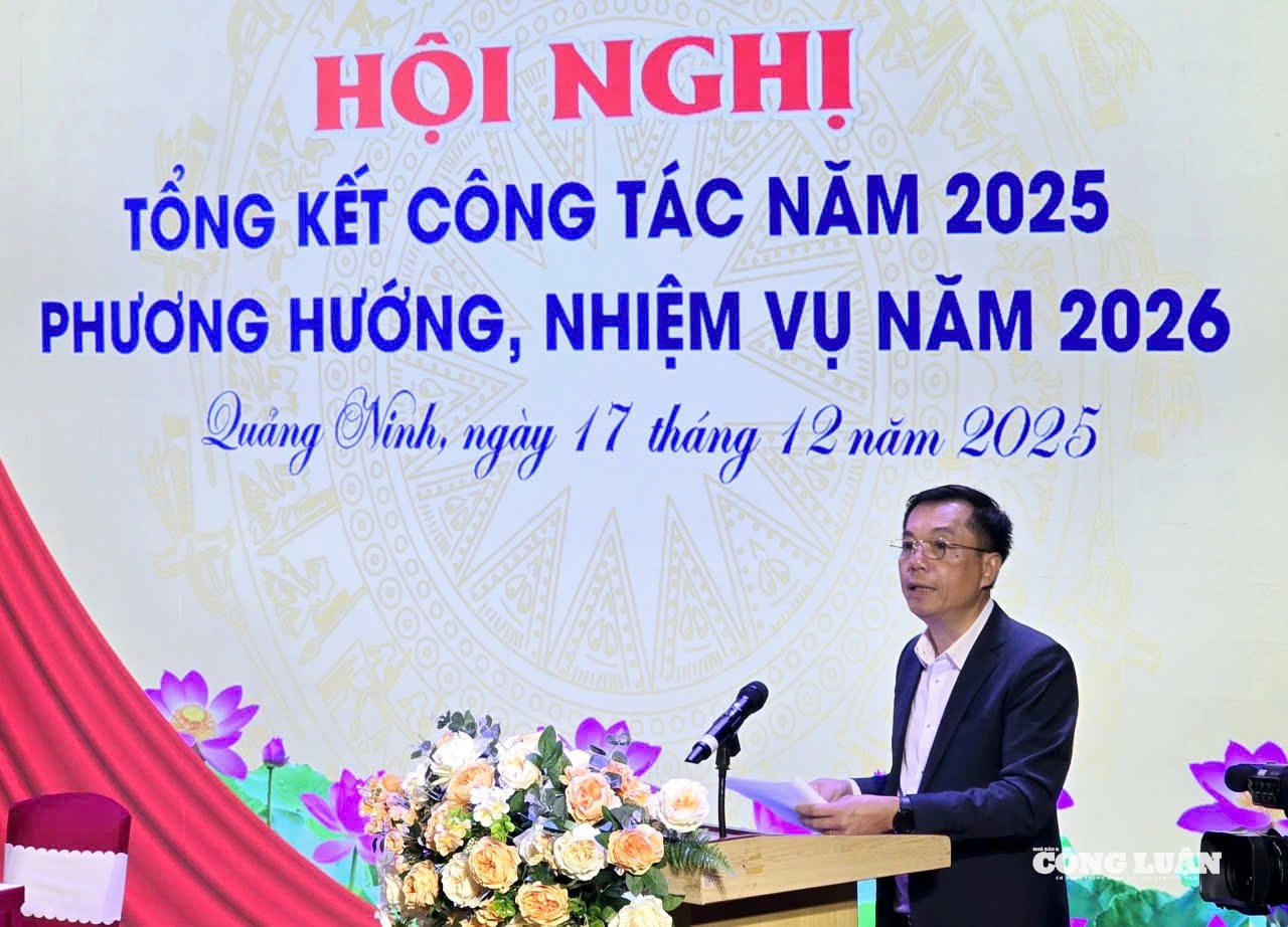 Ông Nguyễn Lâm Nguyên, Phó Giám đốc Sở Văn hoá, Thể thao và Du lịch tỉnh Quảng Ninh trình bày báo cáo kết quả thực hiện nhiệm vụ chính trị năm 2025 tại Hội nghị.