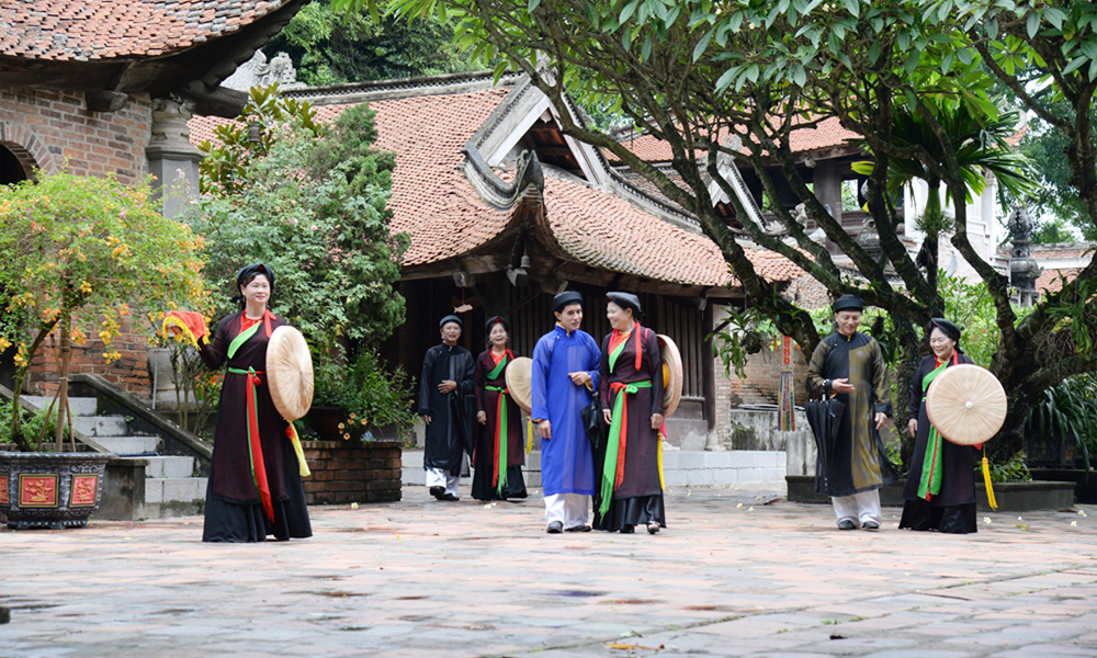 Liền anh, liền chị quan họ tại chùa Vĩnh Nghiêm. Ảnh: Hoàng Thương.