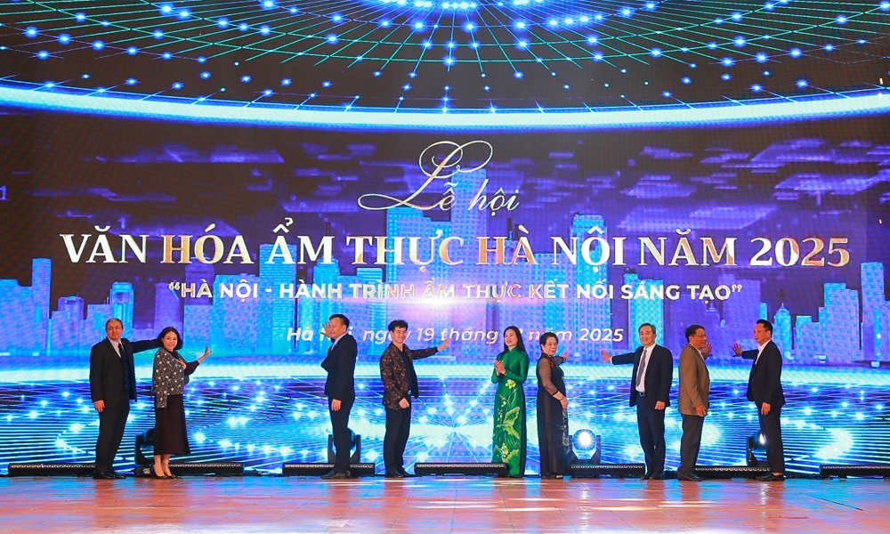 Các đại biểu thực hiện nghi thức khai mạc Lễ hội.