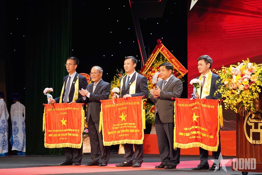 Nguyên Ủy viên Bộ Chính trị, nguyên Chủ tịch Quốc hội Nguyễn Sinh Hùng và Phó thủ tướng Chính phủ Nguyễn Chí Dũng trao Cờ thi đua của Chính phủ tặng 3 doanh nghiệp Thủ đô tiêu biểu.