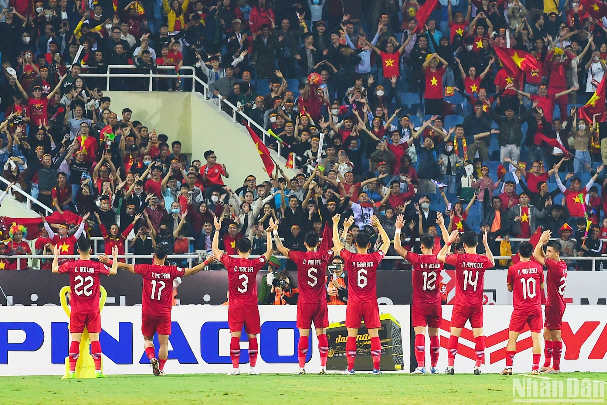 Các thành viên đội tuyển Việt Nam cảm ơn người hâm mộ đến với sân Mỹ Đình trận chung kết lượt đi hôm 13/1. (Ảnh: TRẦN HẢI)