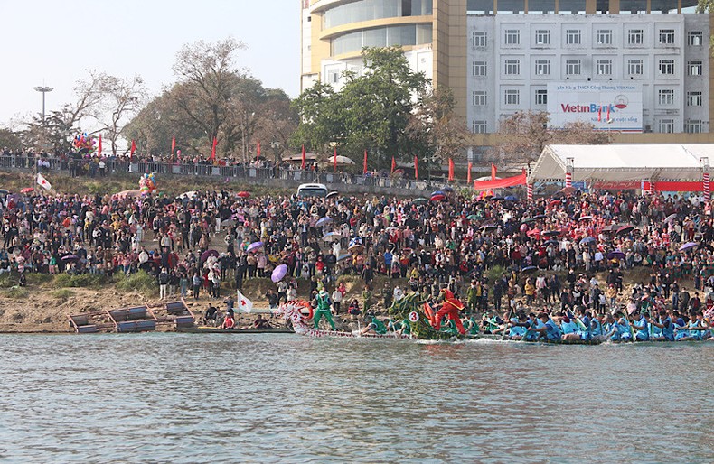 Người dân thành phố và du khách hào hứng cổ vũ các đội đua thuyền.
