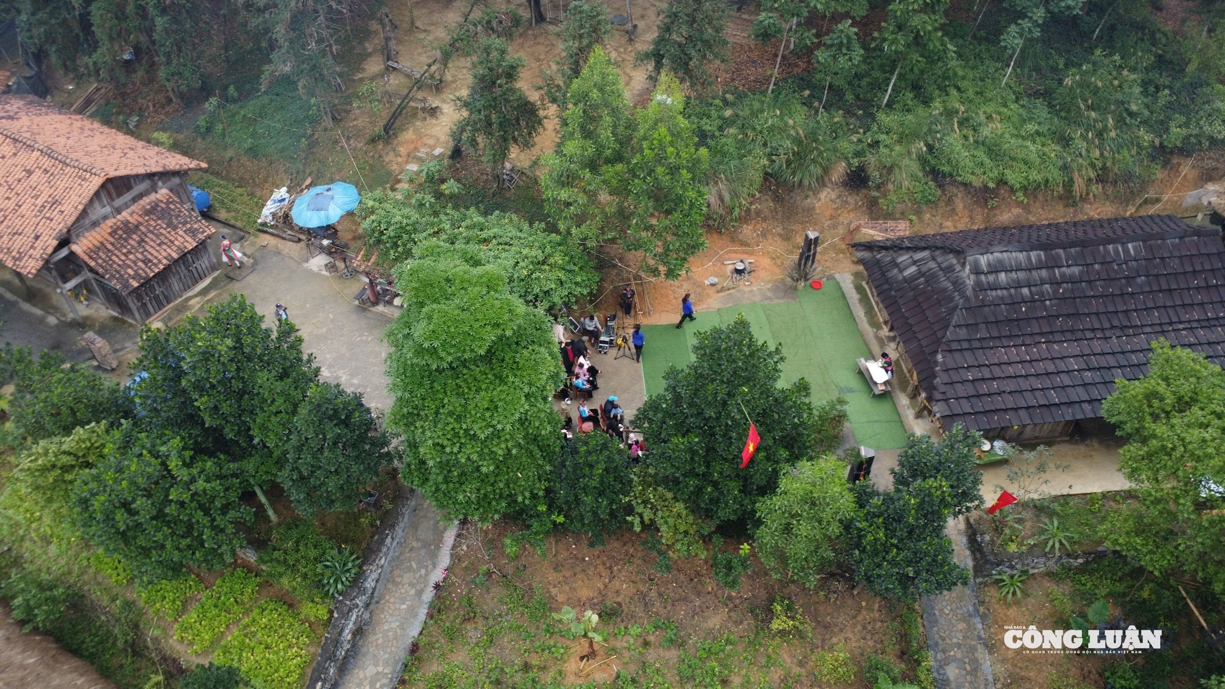 Ngay từ sáng sớm, không khí Tết đã rộn ràng khắp bản Mông. Đồng bào trong trang phục truyền thống tất bật chuẩn bị các nghi lễ đón năm mới - một cái Tết diễn ra sớm hơn Tết Nguyên đán khoảng gần một tháng, khi mùa màng đã thu hoạch xong, con người bước vào thời gian nghỉ ngơi và tạ ơn tổ tiên.
