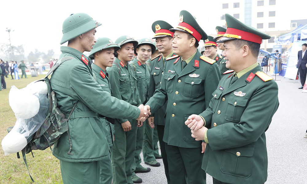 Đại tá Trần Viết Năng chúc mừng quân nhân hoàn thành nghĩa vụ quân sự trở về địa phương.