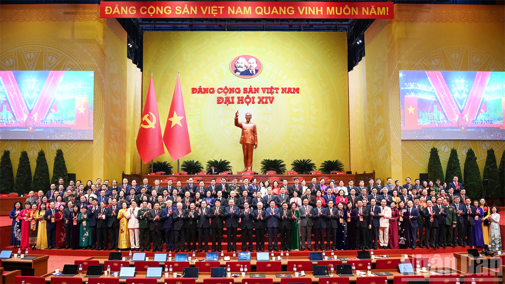 Các đồng chí lãnh đạo Đảng, Nhà nước với các đại biểu tại phiên thảo luận tại hội trường về các Văn kiện Đại hội.