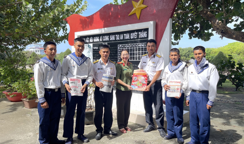Nhà báo Lò Anh Hiếu tặng ấn phẩm Báo Công an nhân dân cho cán bộ chiến sĩ trên đảo Trường Sa.