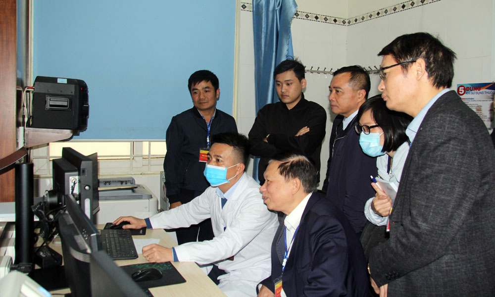 Thành viên hội đồng thẩm định khảo sát việc lưu giữ, truyền tải hình ảnh thay thế cho in phim tại Bệnh viện Ung bướu tỉnh Bắc Giang.