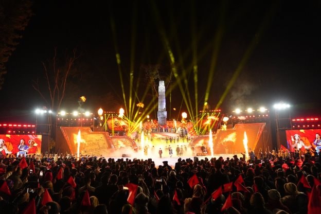 Không khí hào hùng xúc động tại điểm cầu Cao Bằng. Ảnh: Bùi Quang Hiếu