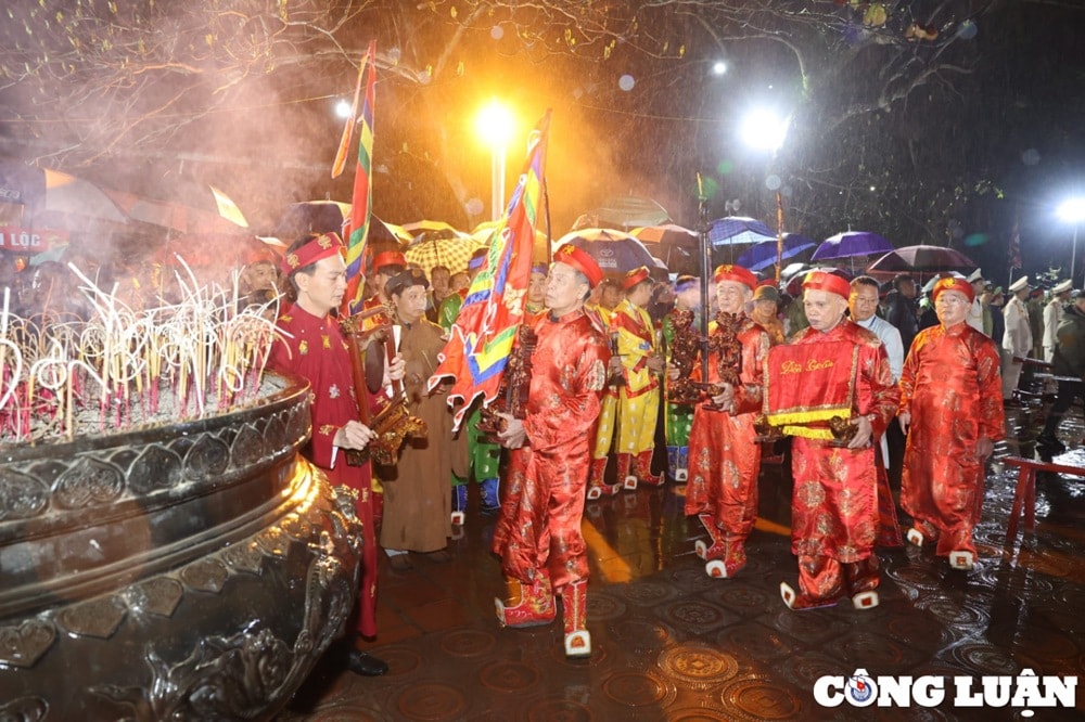 Các nghi lễ tại lễ hội khai ấn đền Trần được cử hành trang trọng theo nghi thức truyền thống