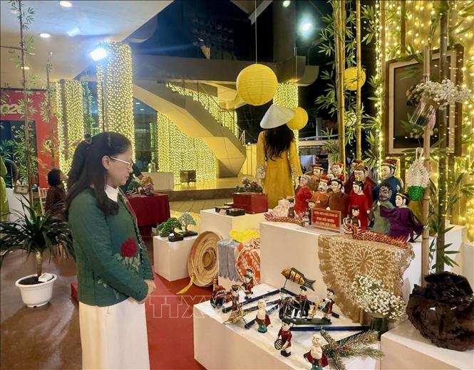 Khách tham quan gian trưng bày Hội Xuân Bính Ngọ 2026.