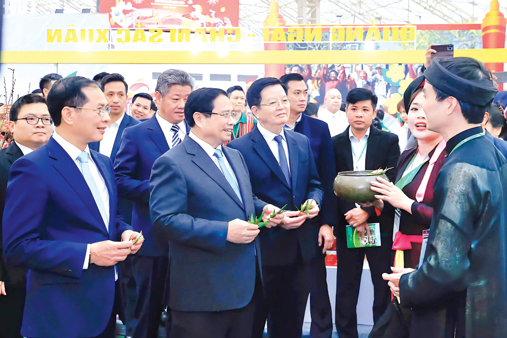 Thủ tướng Phạm Minh Chính và lãnh đạo một số bộ, ngành Trung ương thăm gian trưng bày của Bắc Ninh tại Hội chợ Mùa Xuân 2026.