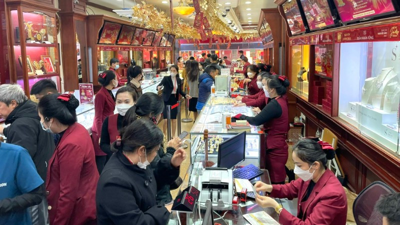Người dân giao dịch mua vàng tại một cửa hàng trên phố Trần Nhân Tông (Hà Nội). (Ảnh: MINH PHƯƠNG)