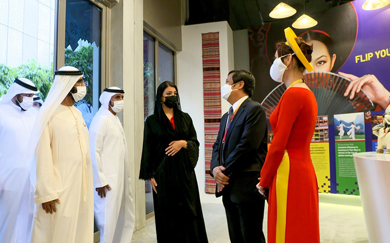 Đại sứ Việt Nam tại UAE Nguyễn Mạnh Tuấn cùng Giám đốc Nhà Triển lãm Việt Nam Phùng Thị Thanh Thủy vinh dự tiếp kiến Ngài Sheikh Mohammed bin Rashid al Maktoum, Quốc vương Dubai, Phó Tổng thống kiêm Thủ tướng UAE đến thăm Nhà Triển lãm Việt Nam nhân Ngày Quốc tế Phụ nữ. (Ảnh: EXPO 2020 Dubai)