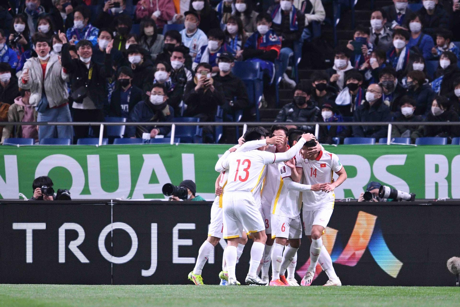 Đội tuyển Việt Nam ăn mừng bàn thắng mở tỷ số trên sân Saitama tối 29/3. (Ảnh: VFF)