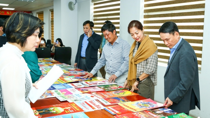 Hội đồng giám khảo bình chọn Giải Bìa báo Tết ấn tượng.