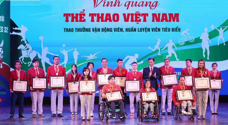 Lễ trao thưởng các huấn luyện viên, vận động viên xuất sắc. (Ảnh: Ban Tổ chức)