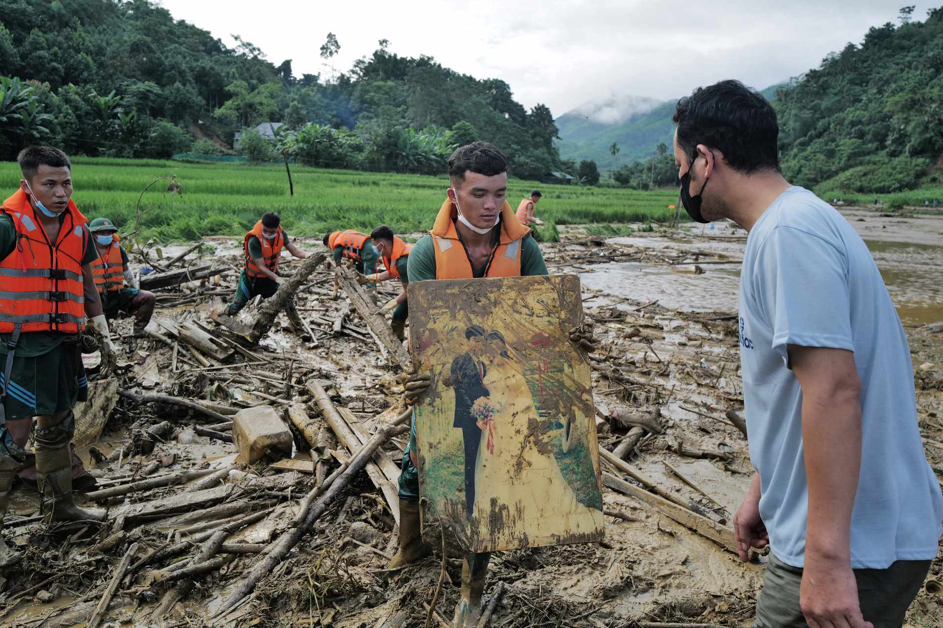 Một trong những bức ảnh đoạt Giải ảnh Khoảnh khắc Báo chí năm 2024 do Báo Nhà báo và Công luận tổ chức.