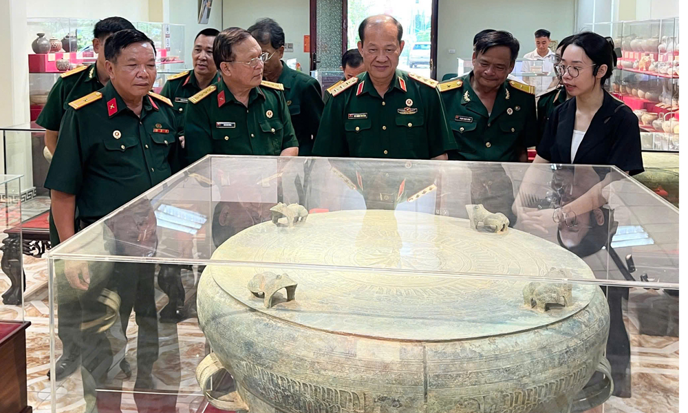 Các cựu chiến binh tham quan Bảo tàng Hoàng gia Nam Hồng tại phường Từ Sơn.