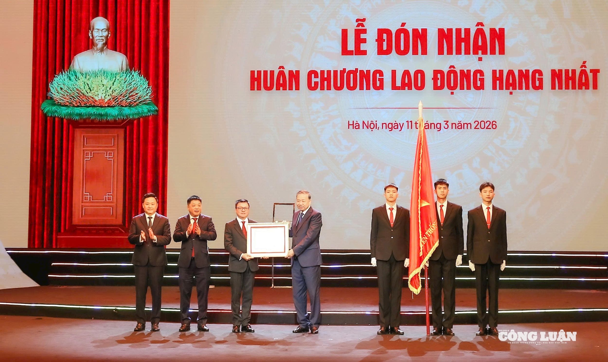 Tổng Bí thư Tô Lâm trao Huân chương Lao động hạng Nhất tặng Báo Nhân Dân nhân dịp kỷ niệm 75 năm Ngày Báo Nhân Dân ra số đầu tiên.