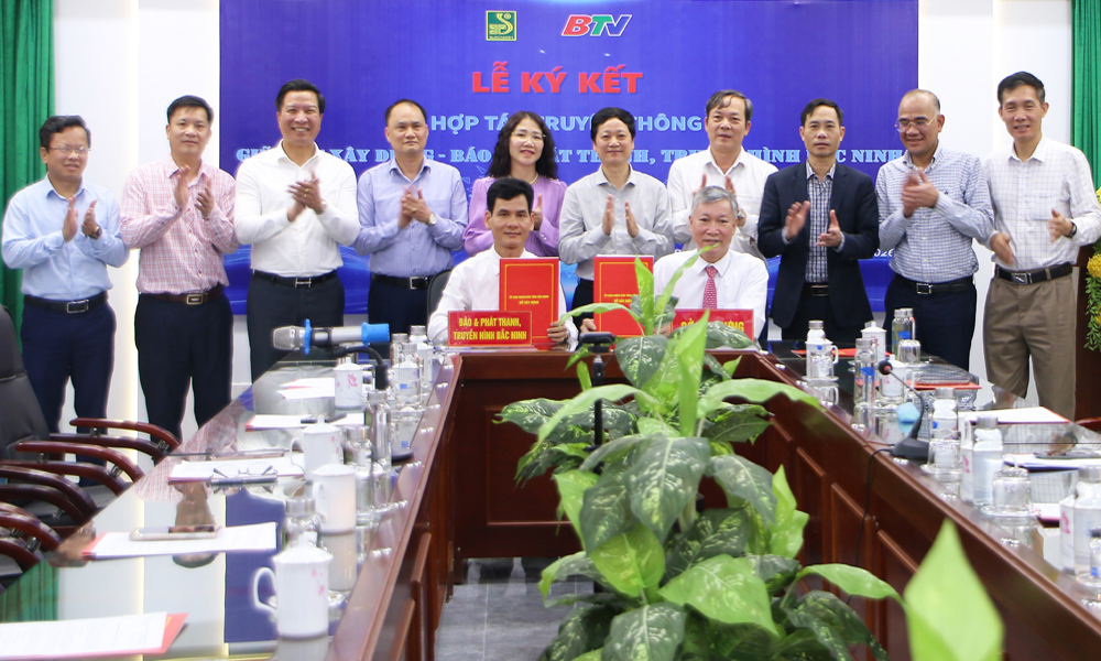 Đại diện lãnh đạo Sở Xây dựng, Báo và Phát thanh, Truyền hình Bắc Ninh ký kết hợp tác truyền thông.