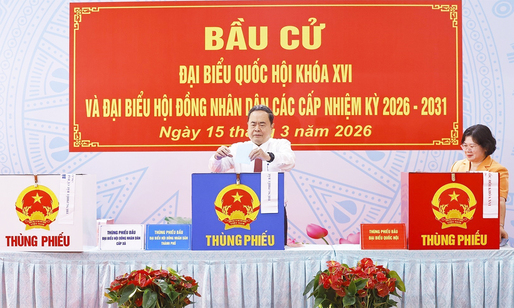 Chủ tịch Quốc hội Trần Thanh Mẫn bỏ phiếu bầu cử tại Khu vực bỏ phiếu số 14 Trường Trung học cơ sở Đỗ Văn Dậy, xã Hóc Môn, Thành phố Hồ Chí Minh.