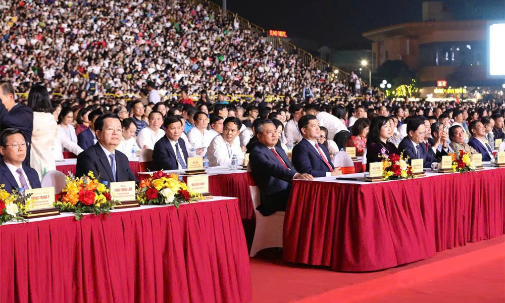 Các đồng chí lãnh đạo Trung ương, tỉnh và Nhân dân dự Lễ đón nhận Bằng của UNESCO và khai mạc Festival “Về miền di sản Bắc Ninh - 2026”