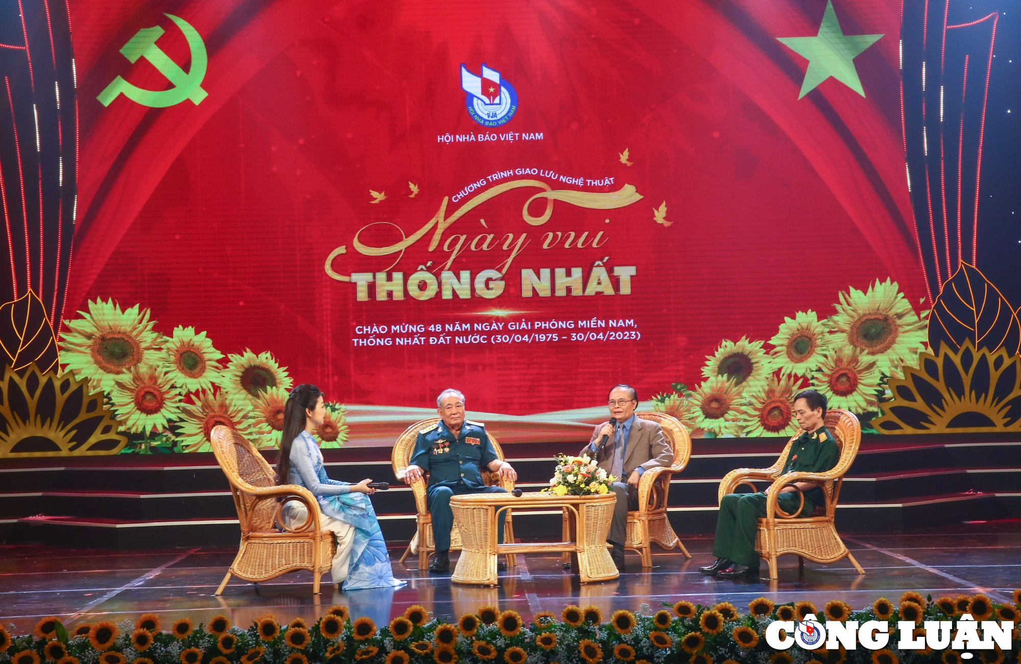 Khán giả đã buổi giao lưu với các khách mời là các nhà báo, là những chiến sĩ không quân trực tiếp tham gia chiến dịch Hồ Chí Minh lịch sử để cùng nhau nhắc nhớ lại một thời hoa lửa của cả dân tộc.