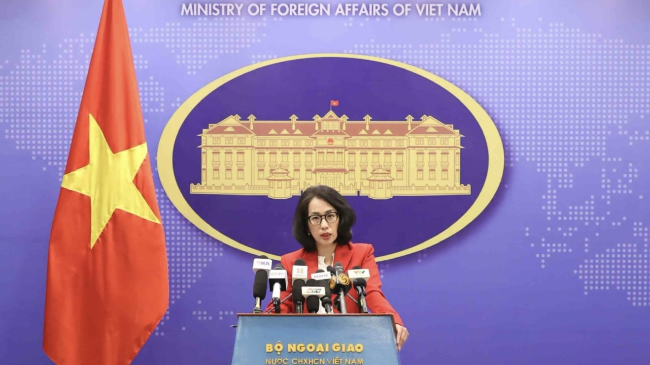 Người phát ngôn Phạm Thu Hằng chủ trì buổi họp báo thường kỳ của Bộ Ngoại giao. Ảnh: An Đăng - TTXVN