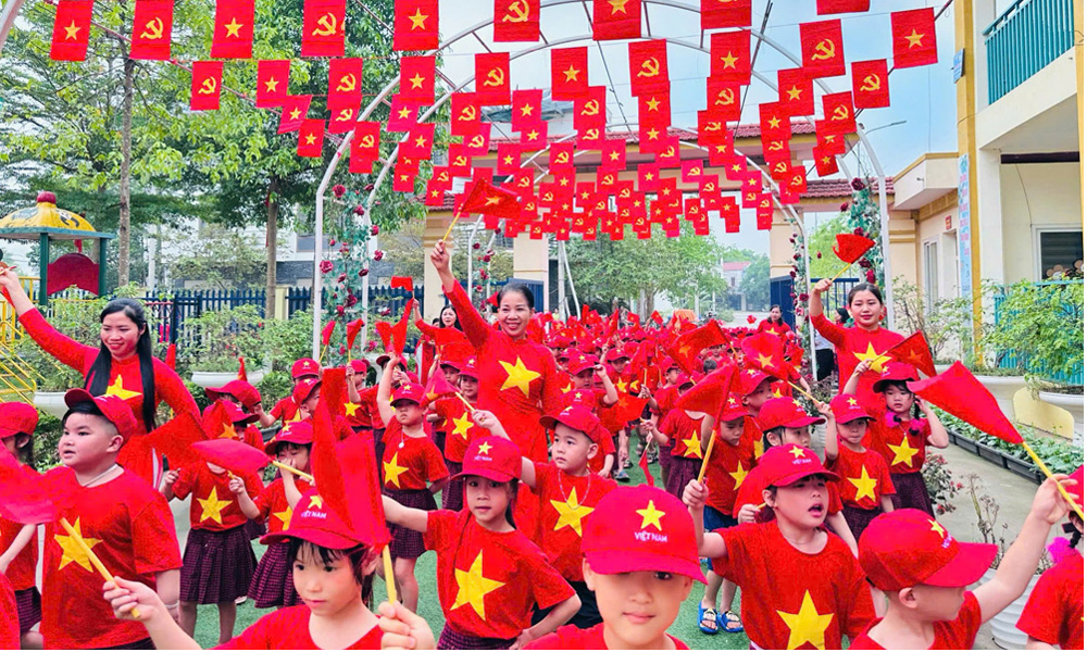 Cô và trò Trường Mầm non xã Quang Thịnh (Lạng Giang) kỷ niệm 50 năm Ngày Giải phóng miền Nam, thống nhất đất nước. Ảnh: Thanh Nga.