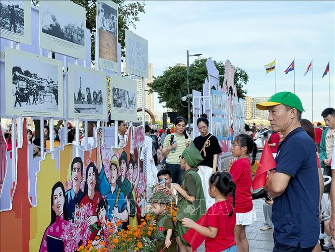 Người dân tham quan triển lãm.