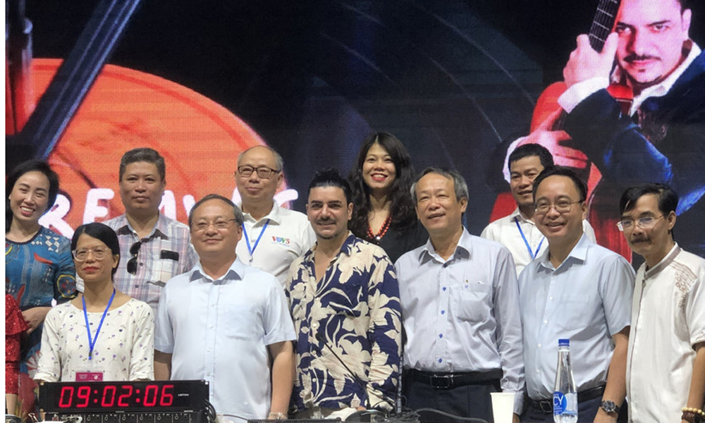 Tổng Giám đốc VOV Đỗ Tiến Sỹ (thứ hai từ trái sang) chúc mừng Hội đồng Giám khảo và êkip thực hiện phát thanh trực tiếp tại đài VOH (Thành phố Hồ Chí Minh) tại Liên hoan Phát thanh lần thứ XV năm 2022.