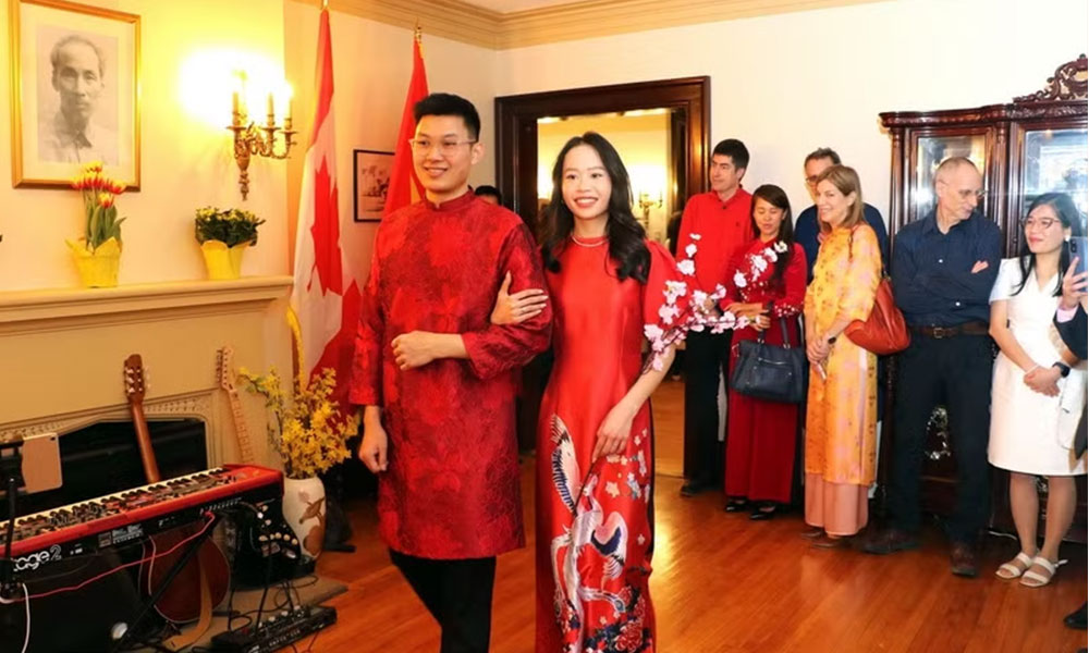 Tiết mục trình diễn áo dài truyền thống của cộng đồng người Việt tại Canada.