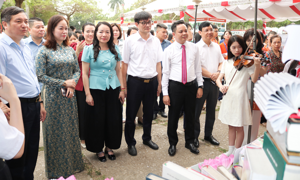 Đại biểu tham quan không gian trưng bày sách của các nhà trường tại Ngày hội Sách và Văn hóa đọc.