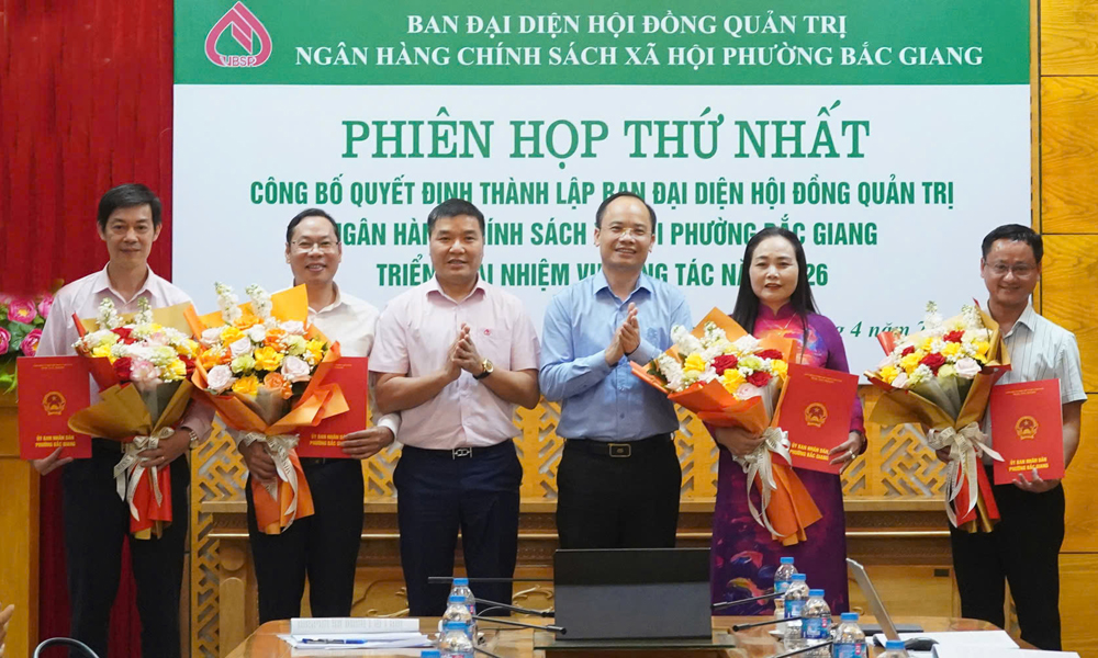 Trao Quyết định cho các thành viên Ban đại diện Hội đồng quản trị Ngân hàng Chính xã hội phường Bắc Giang.