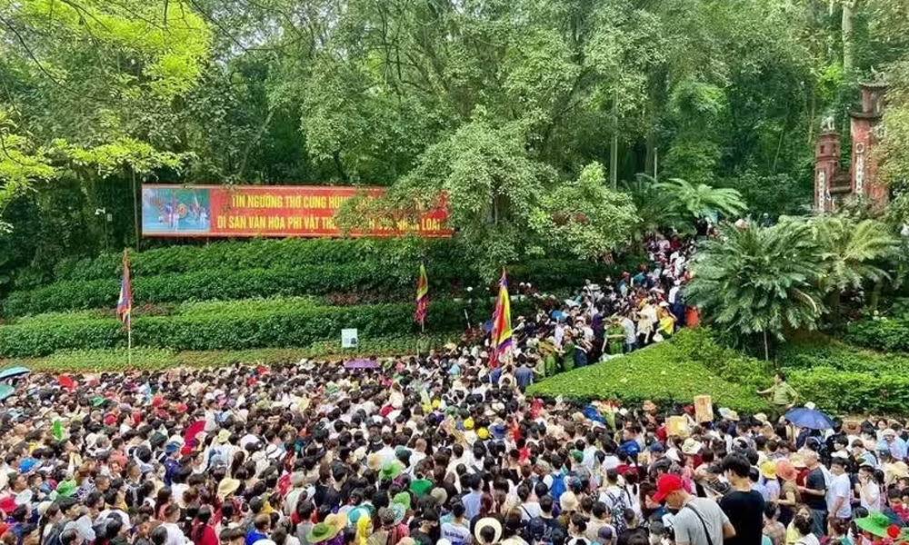 Du khách đổ về Khu Di tích Lịch sử Quốc gia đặc biệt Đền Hùng trong Lễ hội Đền Hùng (Phú Thọ).