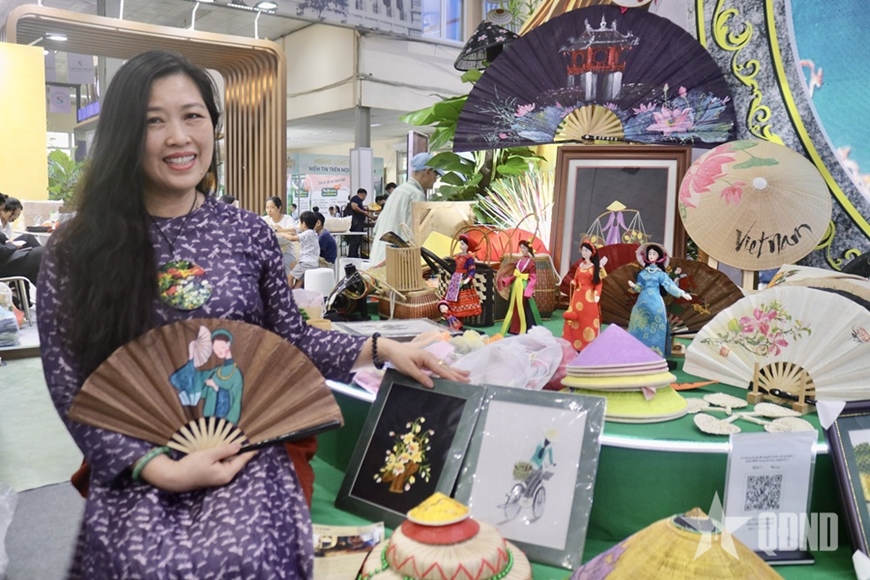 Chị Lê Thị Lan Hương giới thiệu quạt sừng giấy dó tại Hội chợ Du lịch quốc tế Việt Nam 2026.