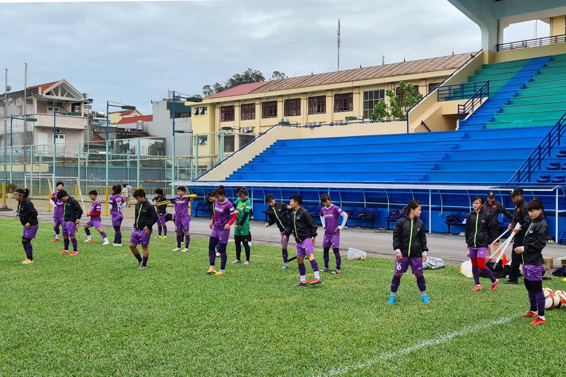 Đội tuyển nữ Việt Nam trên sân tập chiều 30/4. (Ảnh: VFF)