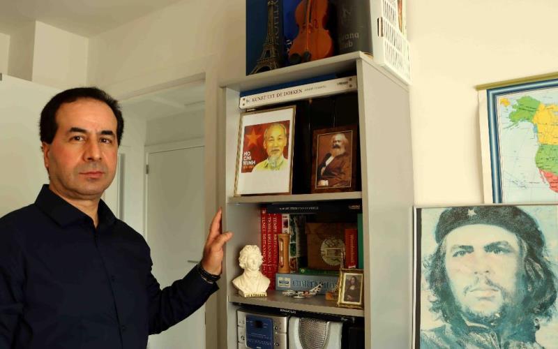 Anh Ahmet Yasar và những bức ảnh Bác Hồ được đặt trang trọng trên bàn làm việc.