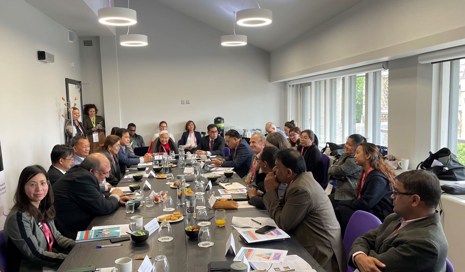 Phó Đại sứ Việt Nam tại Anh Tô Minh Thu (đầu tiên, bên trái) tại phiên họp Đổi mới giáo dục với chi phí thấp tại châu Á. Ảnh: TTXVN phát