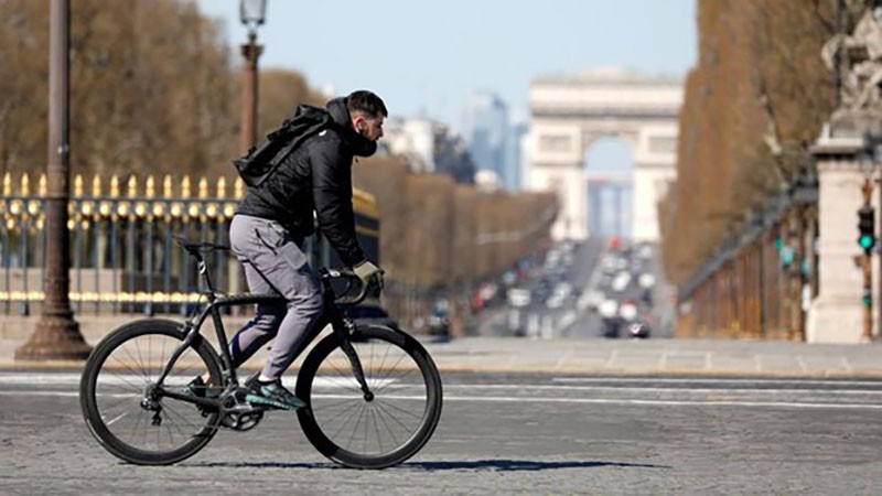 Một người đi xe đạp tại thủ đô Paris của Pháp. (Ảnh: Reuters)