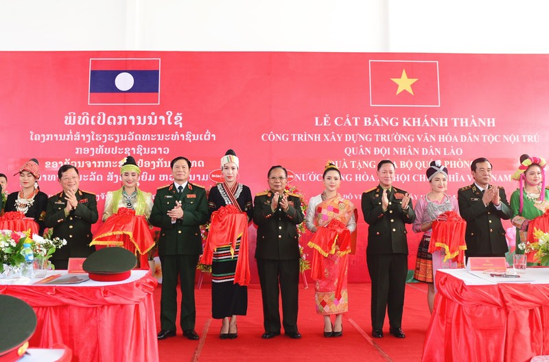 Các đại biểu cắt băng khánh thành công trình. (Ảnh: Trịnh Dũng)